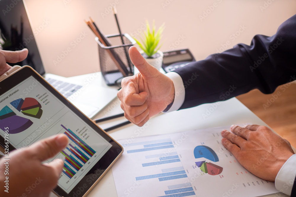 © Shisu_ka - The management holds the thumb, admiring the work of the collaborating people until working successfully.