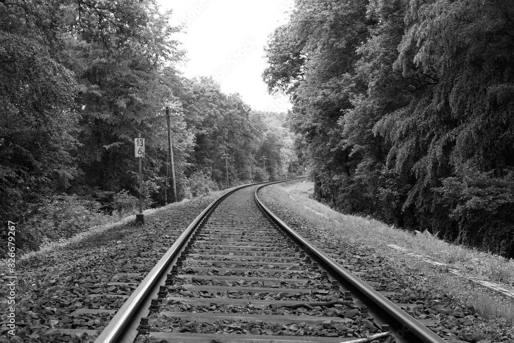 Ein altes Gleis in schwarz-weiß