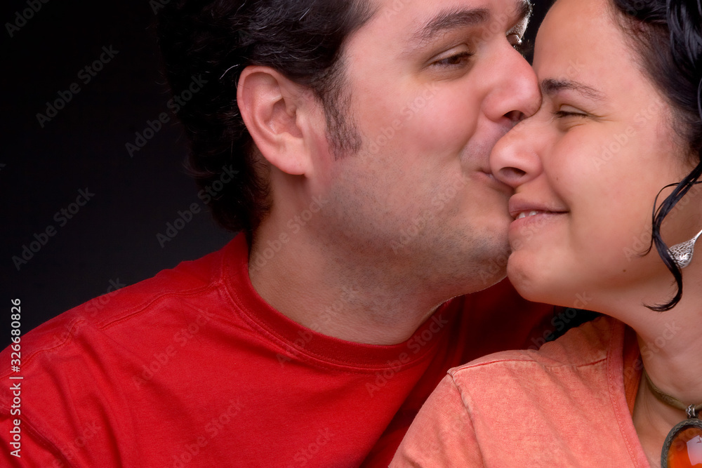 homem beijando o nariz de sua mulher no estúdio homem beijando o nariz de sua mulher no estúdio
