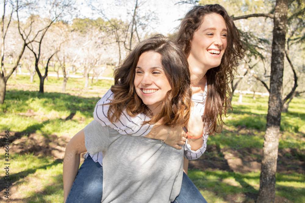 dos chicas disfrutando de una tarde primaveral en un parque lleno de almendros en flor dos chicas disfrutando de una tarde primaveral en un parque lleno de almendros en flor