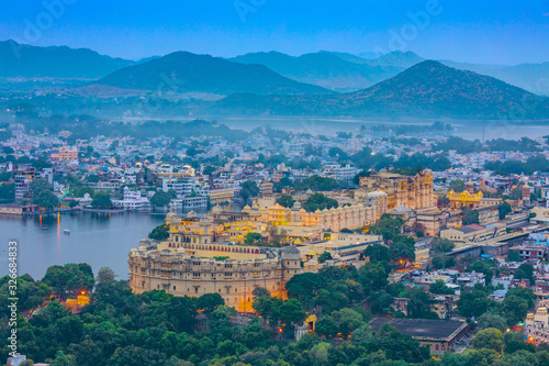 Obraz na płótnie Aerial view of City Palace at night. Udaipur, Rajasthan, India w salonie