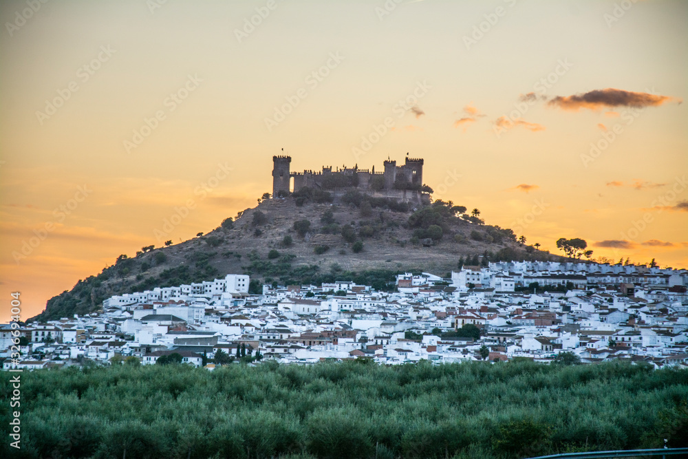 Paisajes y castillo en Andalucía, España.