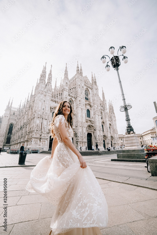 Obraz premium Young caucasian bride on wedding day in Italy