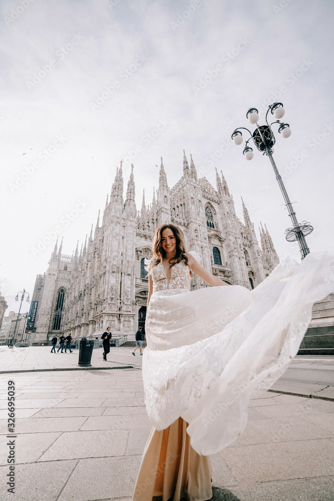 Obraz premium Young caucasian bride on wedding day in Italy