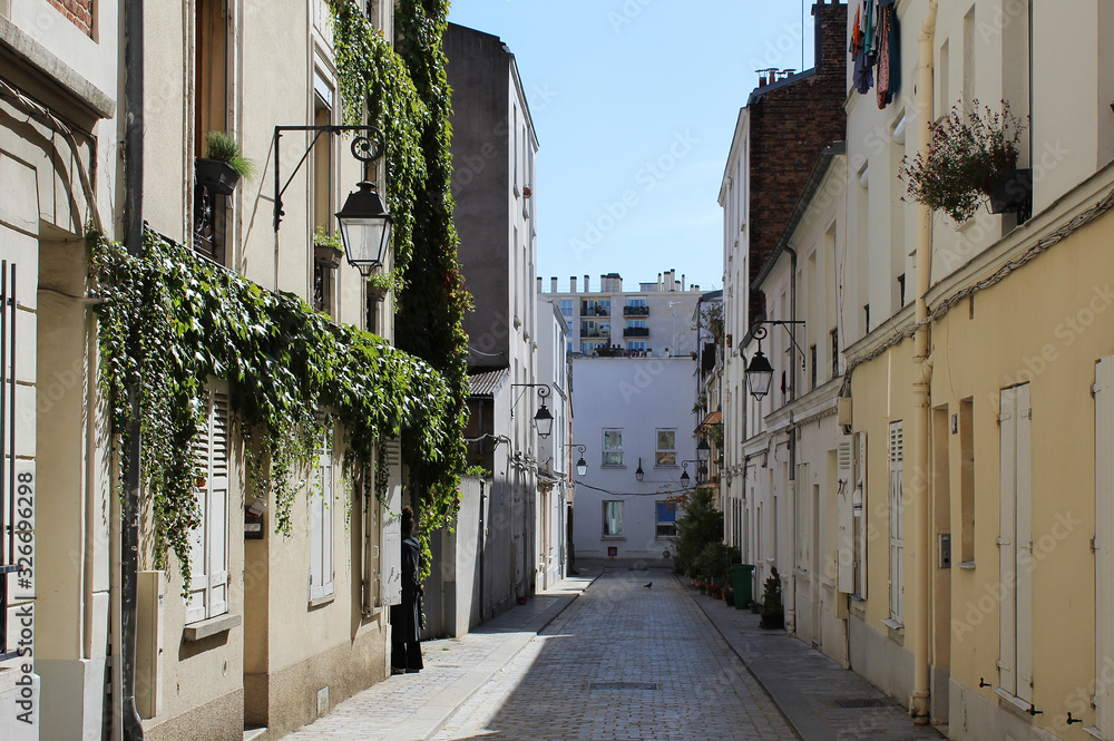 Obraz premium narrow street in old town of paris france