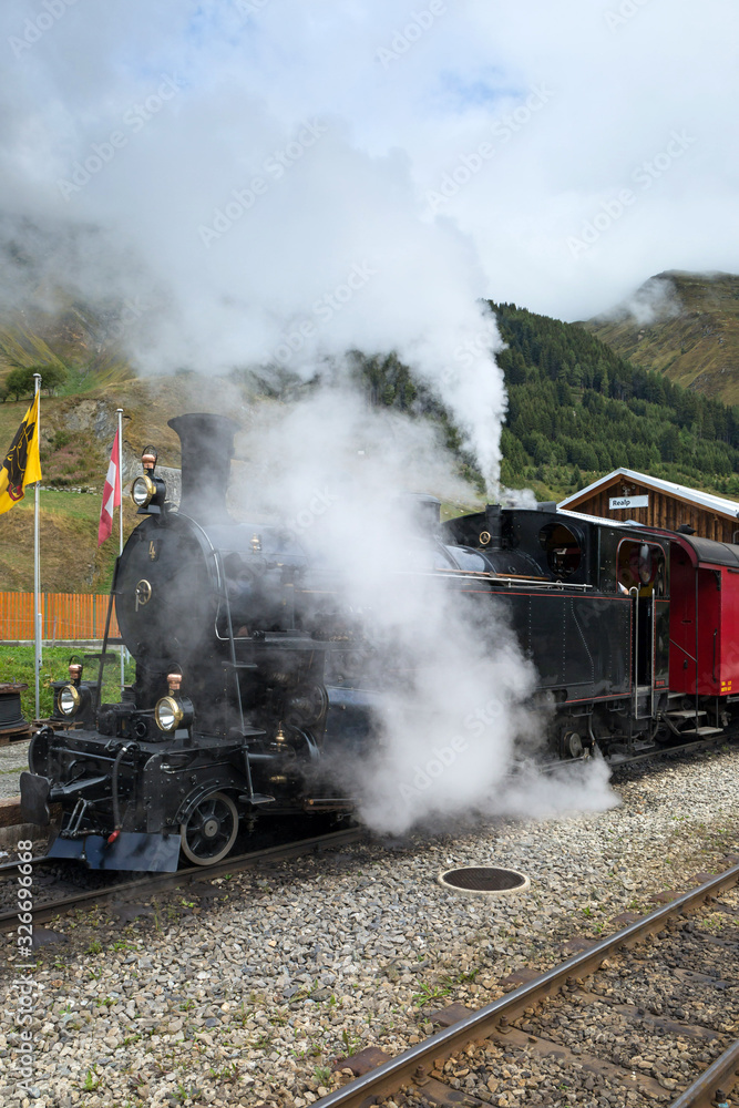 Furka Dampflokomotive am Bahnhof in Realp (Schweiz)