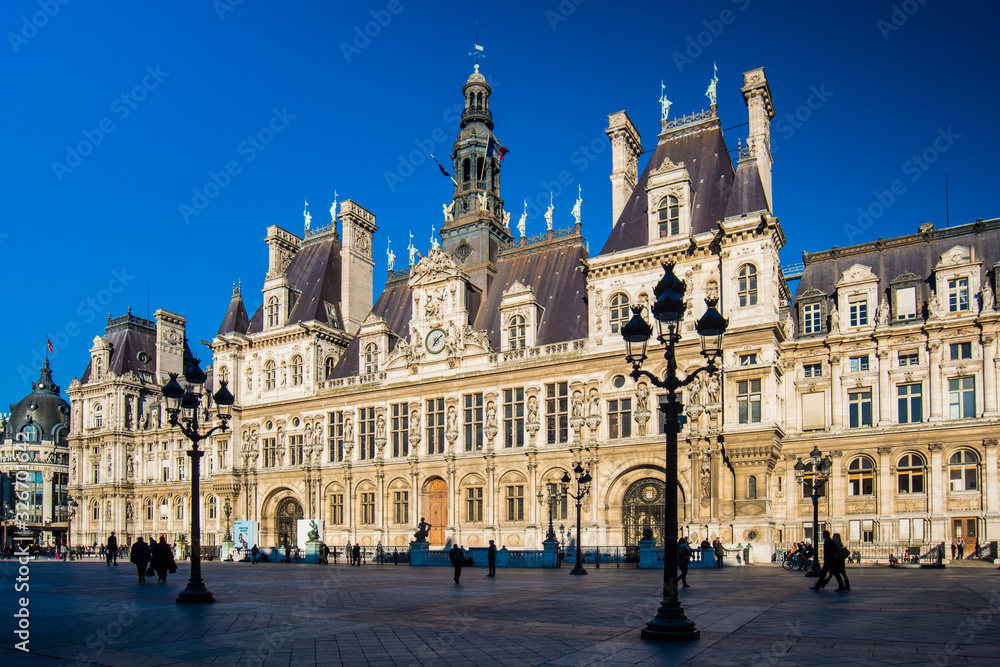 Fototapeta premium widok na panoramę Paryża z ratuszem Hotel de Ville