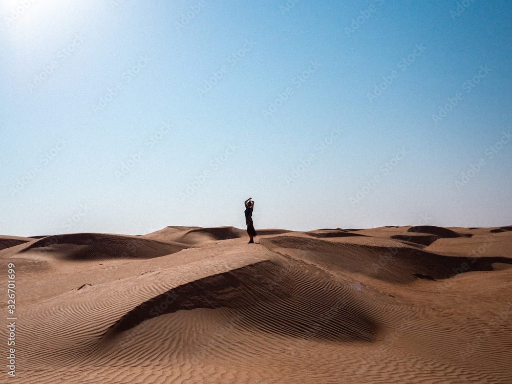 Silhouette dans le désert en Oman