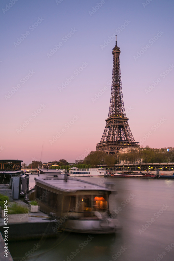 Naklejka premium eiffel tower in paris and siena river