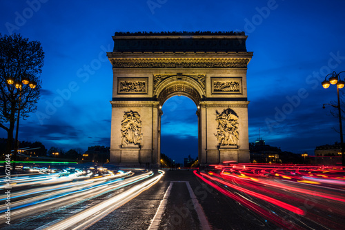 arch of triumph at night in paris