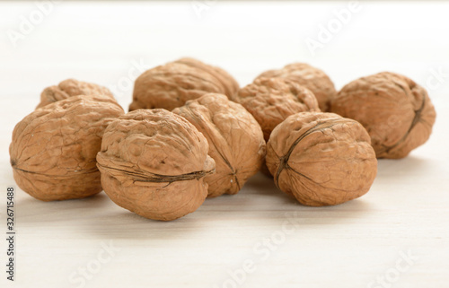 Nueces en la mesa de blanca