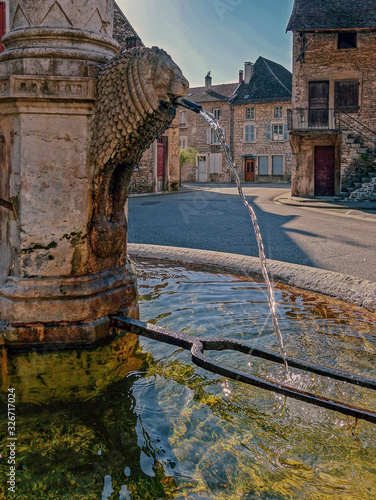 Ancienne fontaine du petit village de Villebois. photo