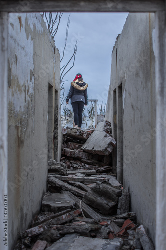 Mujer sobre escombros © aylen