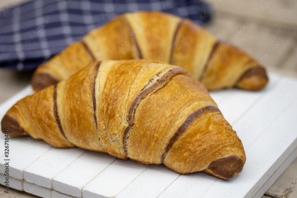croissants au chocolat sur une table croissants au chocolat sur une table