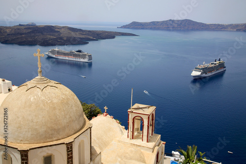 Insel Santorin mit Kraterrand und Schiffe, Mittelmeer, Kykladen, Griechenland, Europakladen, 