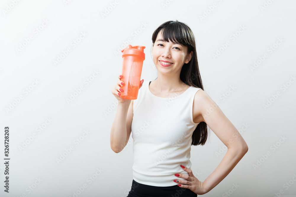 スポーツドリンクを飲む女性 スポーツドリンクを飲む女性