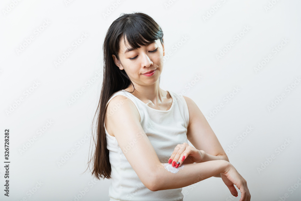 クリームを塗る女性 クリームを塗る女性