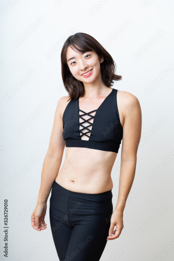 トレーニングウェアを着る女性 トレーニングウェアを着る女性