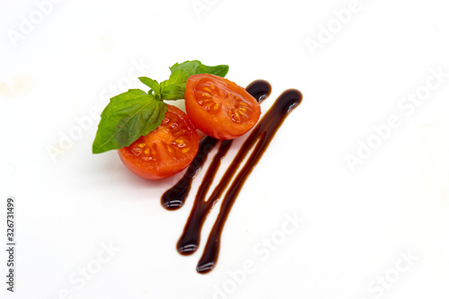Pomodorini, basilico e glassa con Aceto Balsamico di Modena IGP 