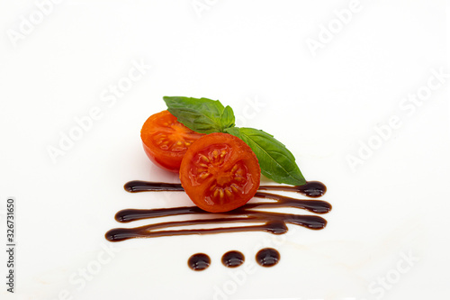 Pomodorini, basilico e glassa con Aceto Balsamico di Modena IGP 