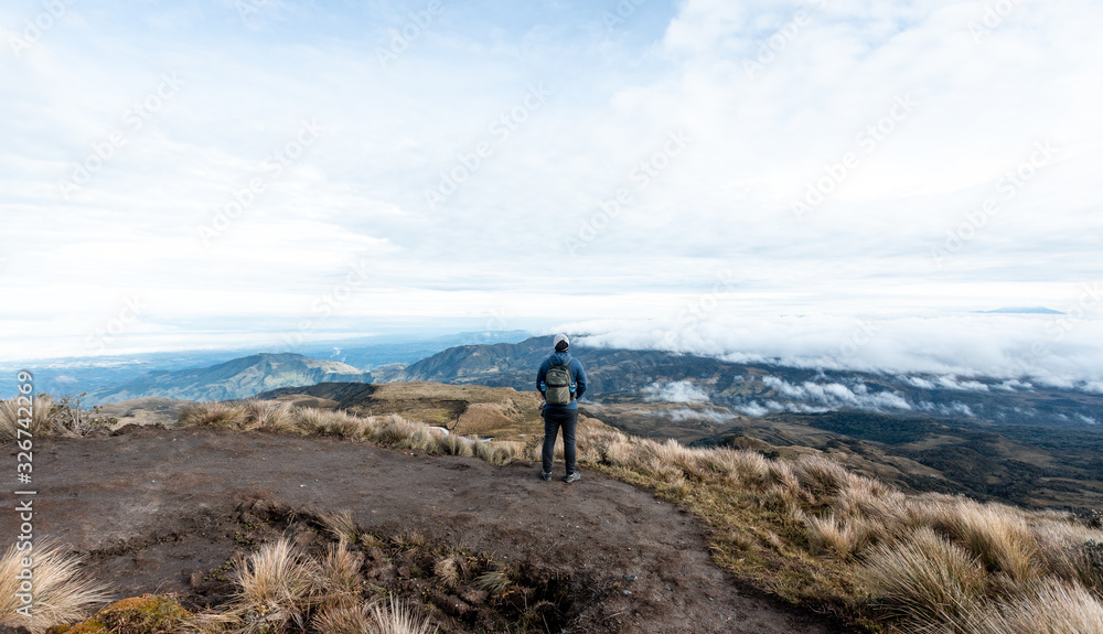 Subiendo una montaña, un volcán en Colombia. 