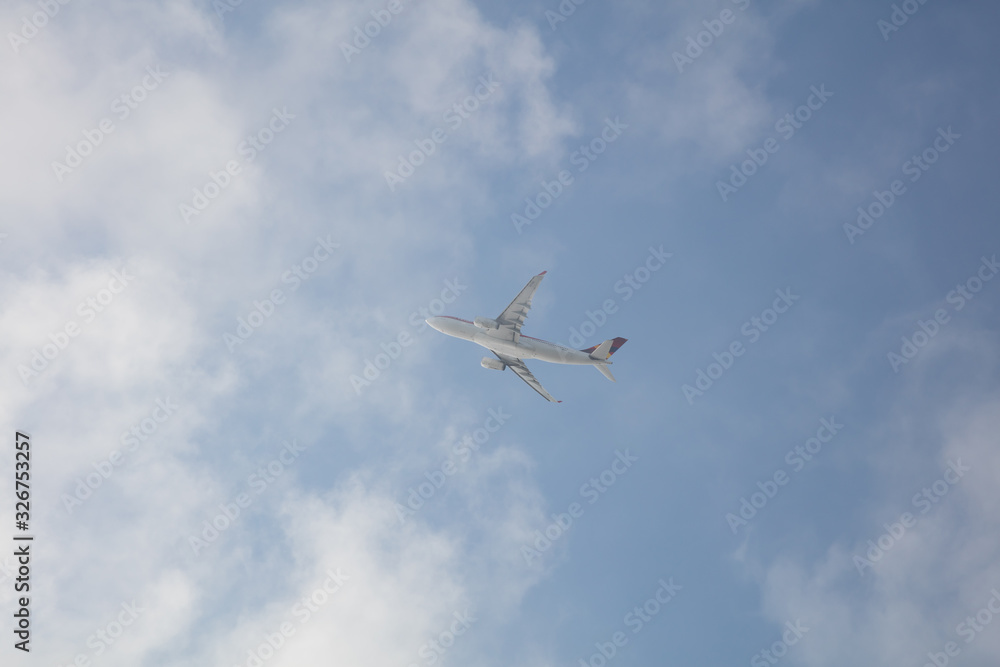 Flug im Steigflug hinter Wolken Flug im Steigflug hinter Wolken