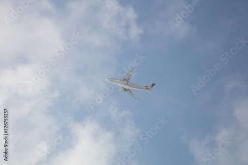 Flug im Steigflug hinter Wolken © josto