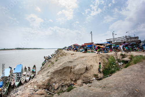 Markt und Slum am Ufer des Rio Alto Beni von Rurrenabaque photo