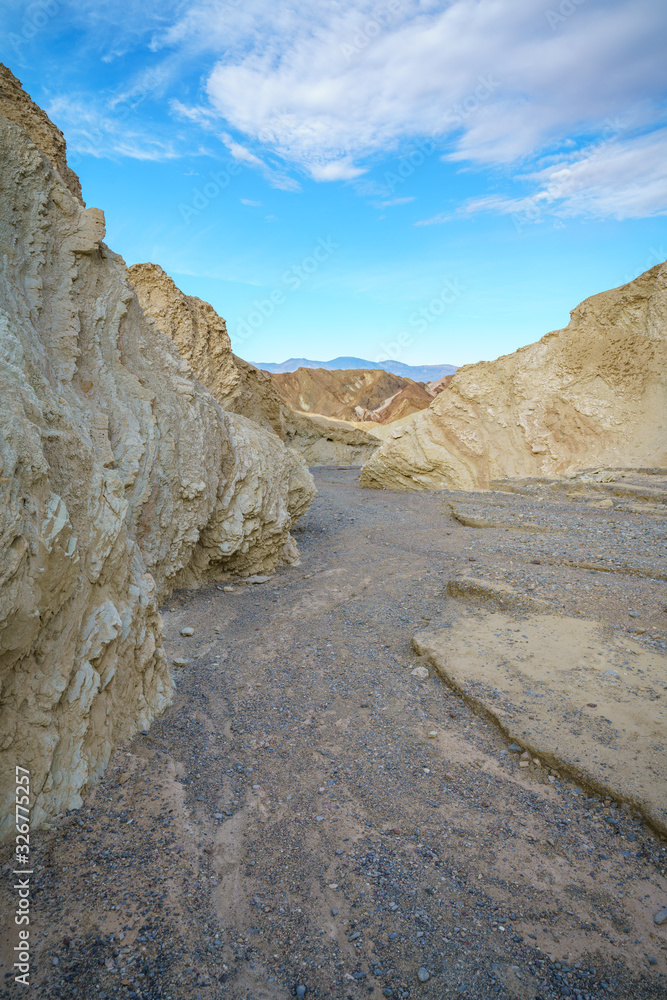Obraz premium hikink the golden canyon - gower gulch circuit in death valley, california, usa