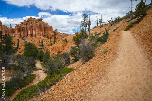 Fotografie hiking the fairyland loop trail in bryce canyon national park, utah, usa