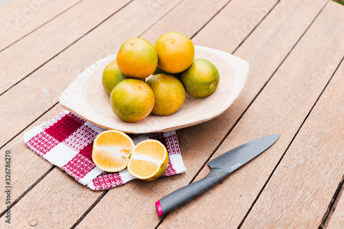 Naranjas sobre una mesa de madera, comida saludable, frutas.