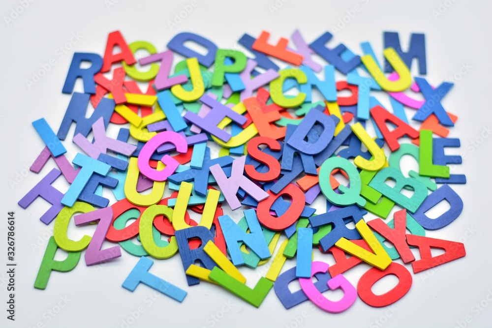Un montón de letras de madera de diferentes colores Un montón de letras de madera de diferentes colores