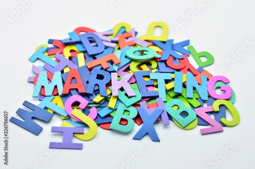 Un montón de letras de colores, y en el centro, la palabra marketing