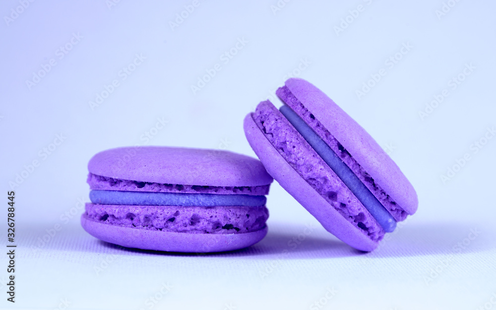 Obraz premium .violet macaroons on a violet background close-up
