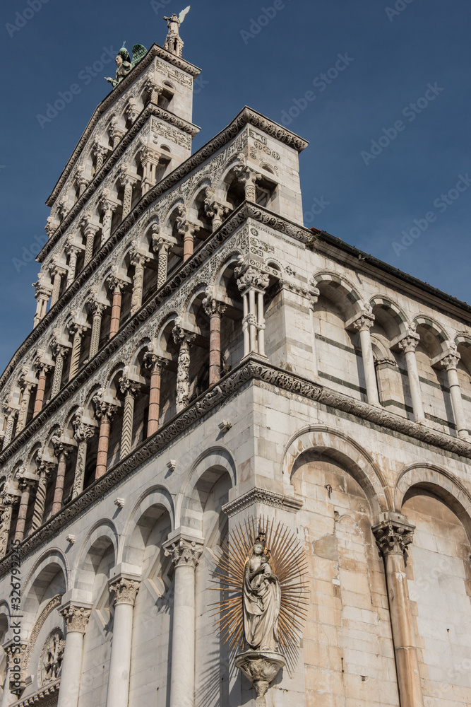 blick nach oben auf dom in florenz