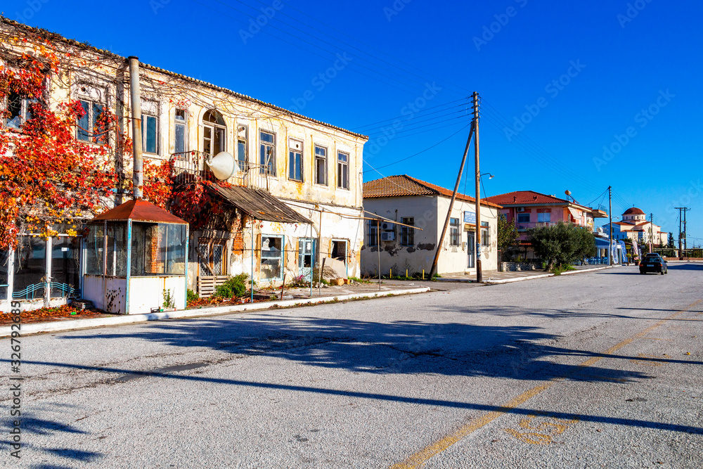 Φωτογραφία Sunny off-season street view at Porto Lagos Port in Porto Lagos, Greece
