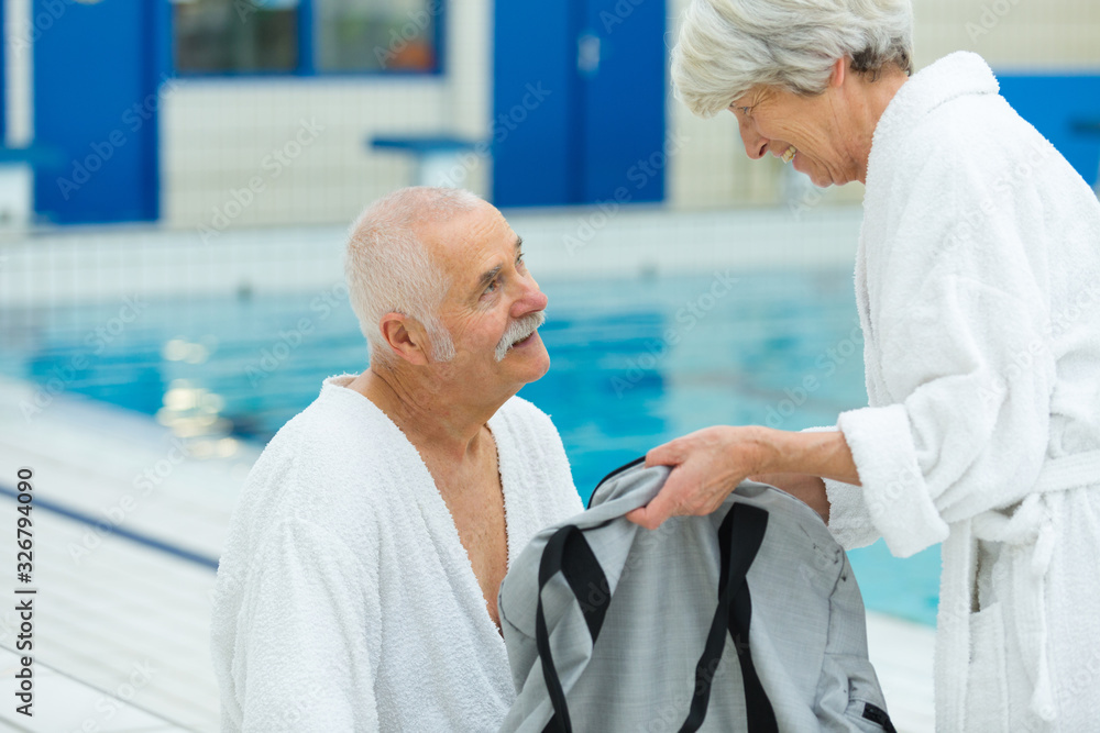 Fototapeta premium senior couple holding hands in a swimming pool