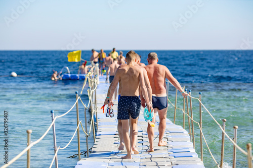 People walk on a plastic pontoone © Алексей Голуб