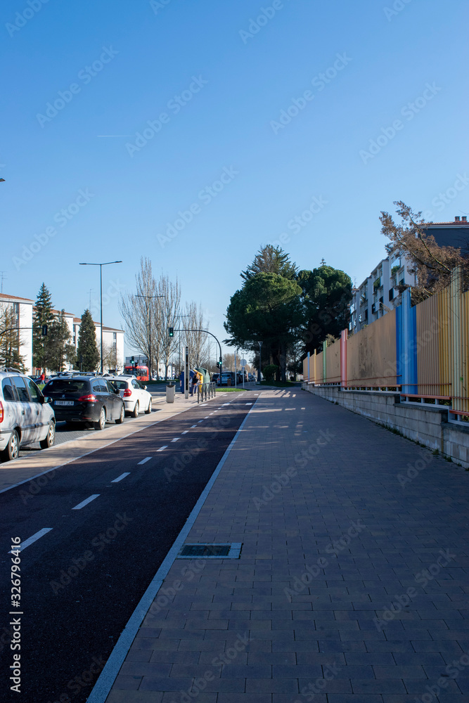 Parque y calle con carril bici de Burgos, España.