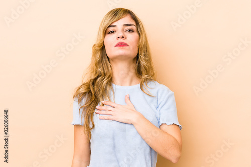 Obraz na plátně Young blonde caucasian woman taking an oath, putting hand on chest