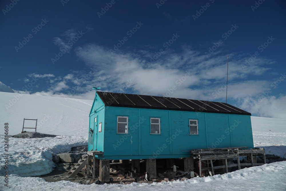 Fototapeta premium Old Antarctic Shelter