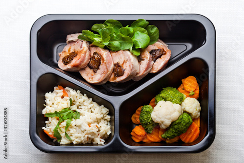 Zdrowa dieta pudełkowa obiad lunch box, pełnowartościowy, zbilansowany fit posiłek