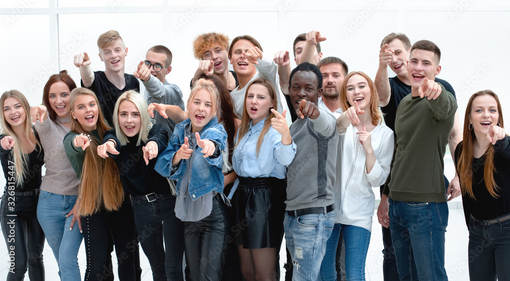 Obraz premium grupa szczęśliwych młodych ludzi, którzy dokonali wyboru