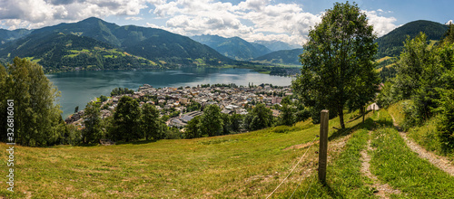 Obraz na plátně Panoramic view of Zell am See with Zeller Lake in summer