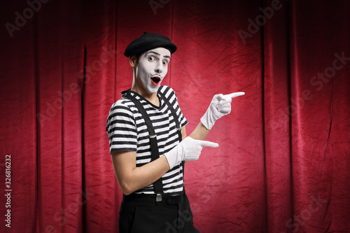 Canvastavla Pantomime man performing in a theater with red curtains