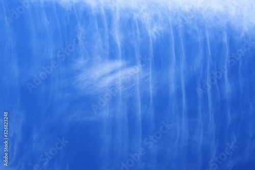 Wolkengebilde Natur als K  nstlerin blau wei   Hintergrund