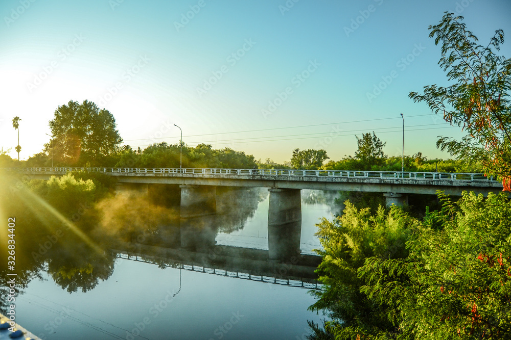 Paisaje de un puente tomada al amanecer. 