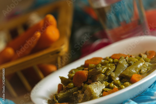 menestra de verduras en plato blanco
