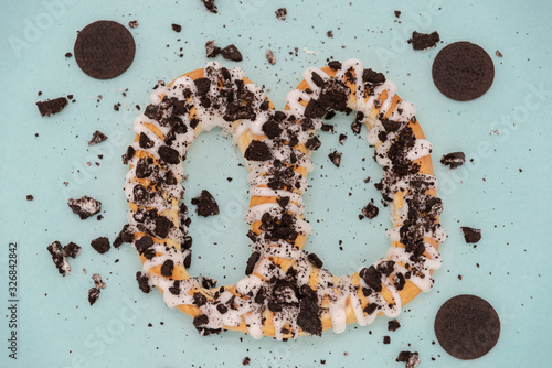 sweet pretzels with cookies and cream 