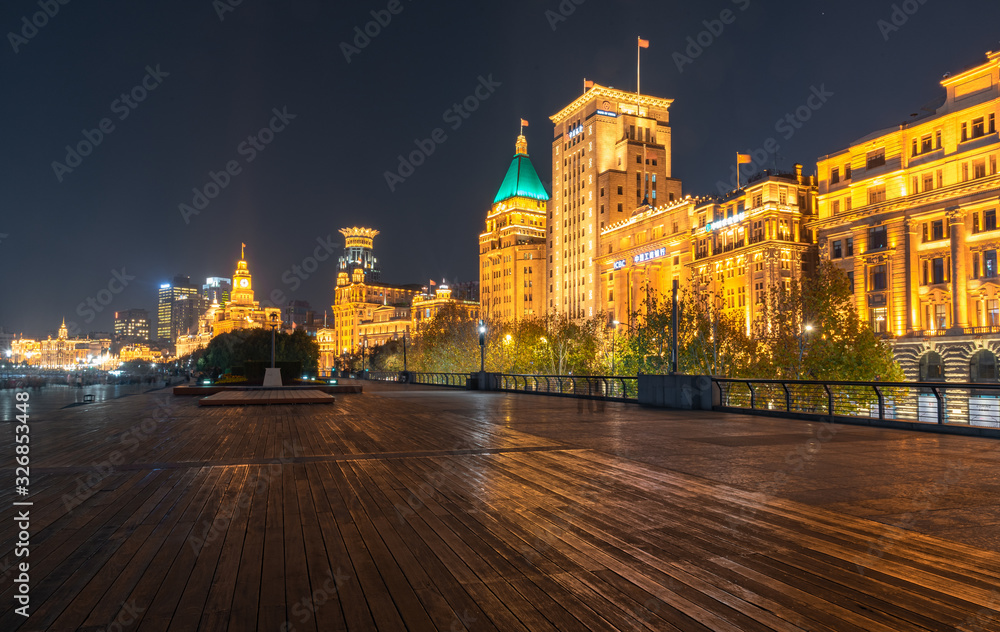 Obraz premium Night view of the Bund in Shanghai, China